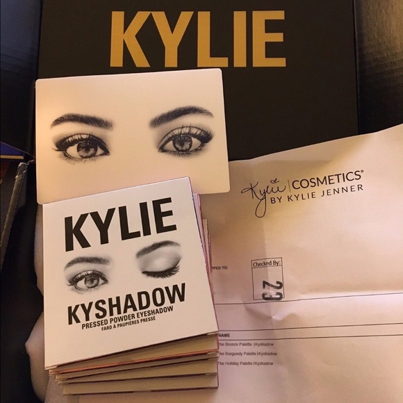 Kylie Cosmetics The Holiday Palette - Picture 5 of 5