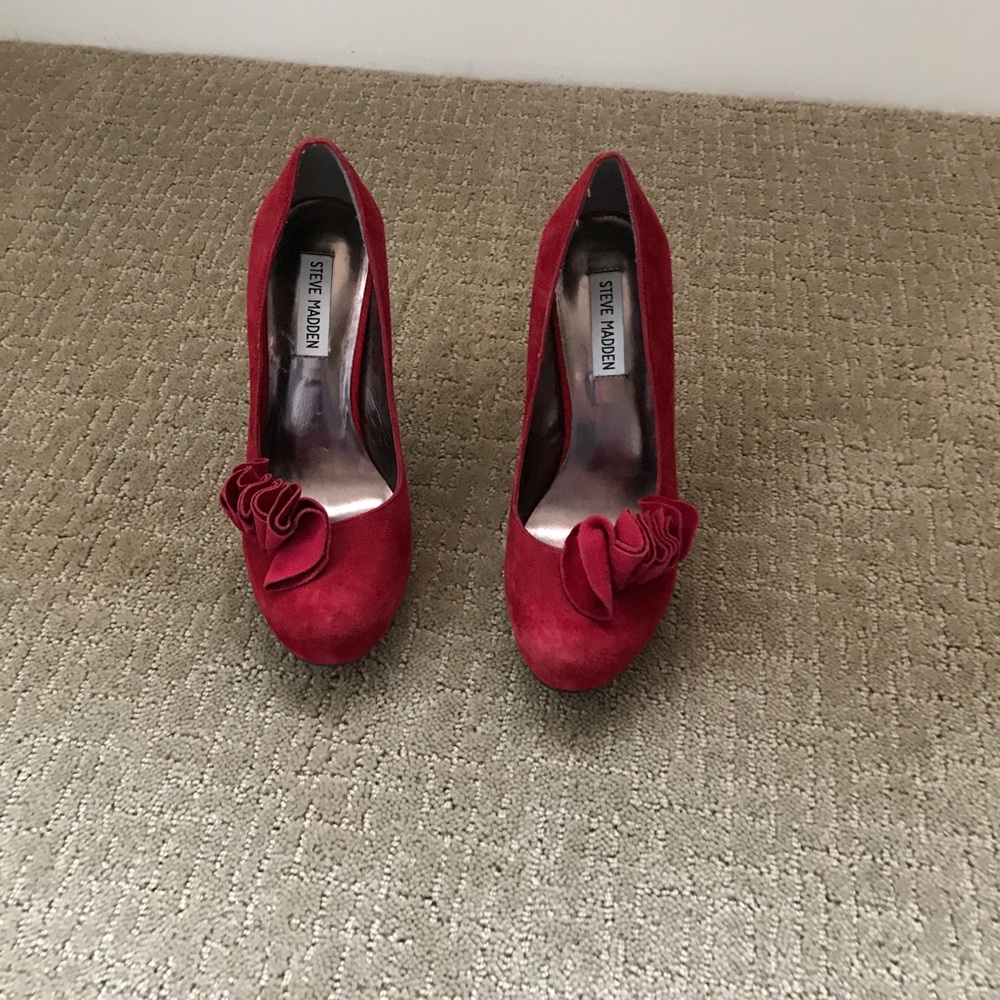 Red pumps