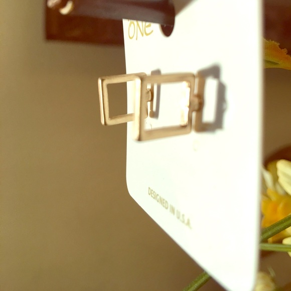 Gold square post earrings - Picture 2 of 2