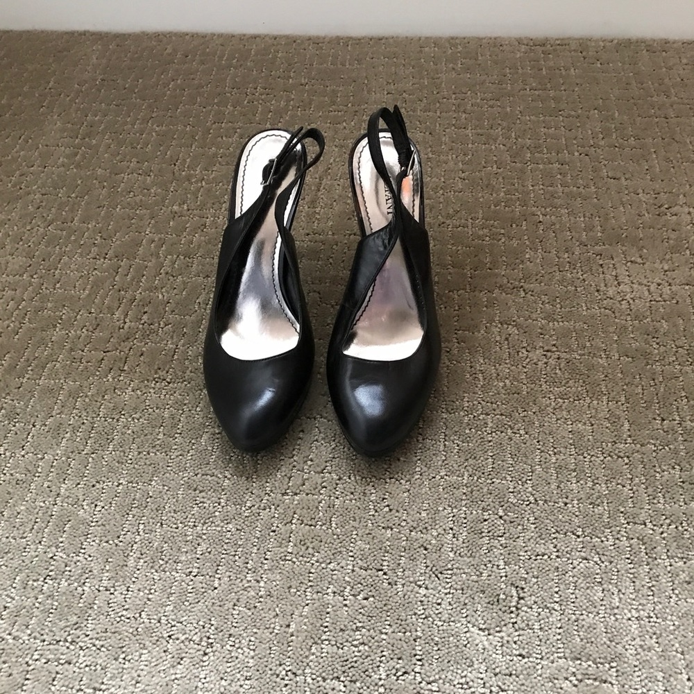 Black pumps