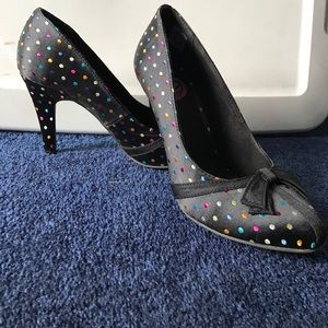 Size 8.5M pump, black with multi polka dots.