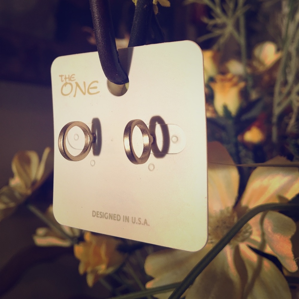 Gold round circle post earrings