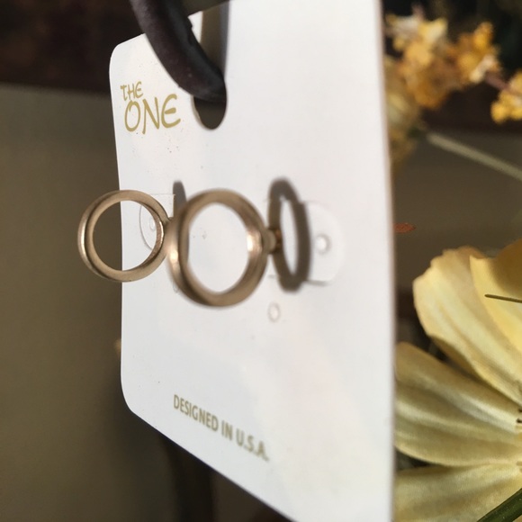 Gold round circle post earrings - Picture 2 of 2