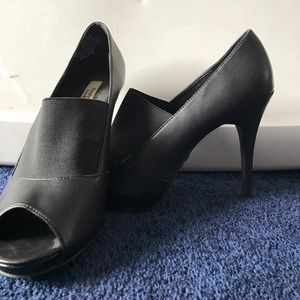 Platform pumps with open toe.
