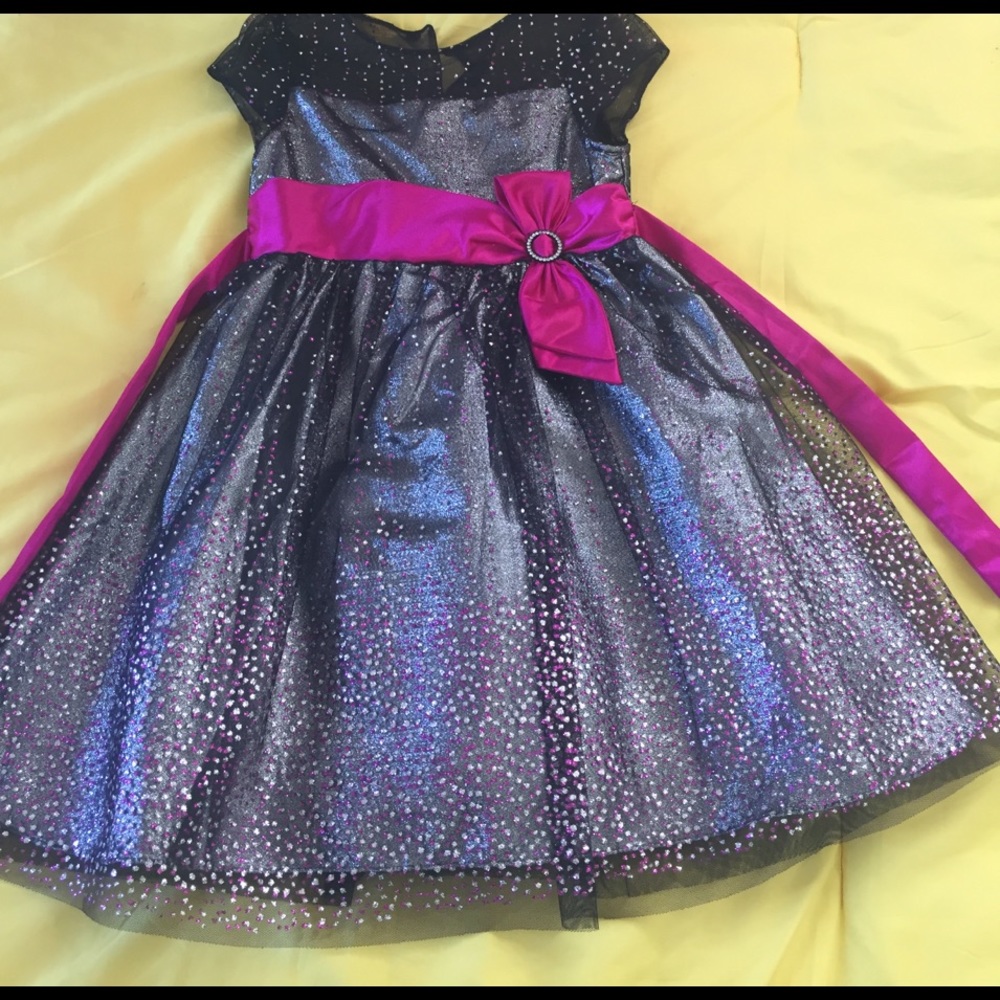 This is a very pretty dress for girls size 6