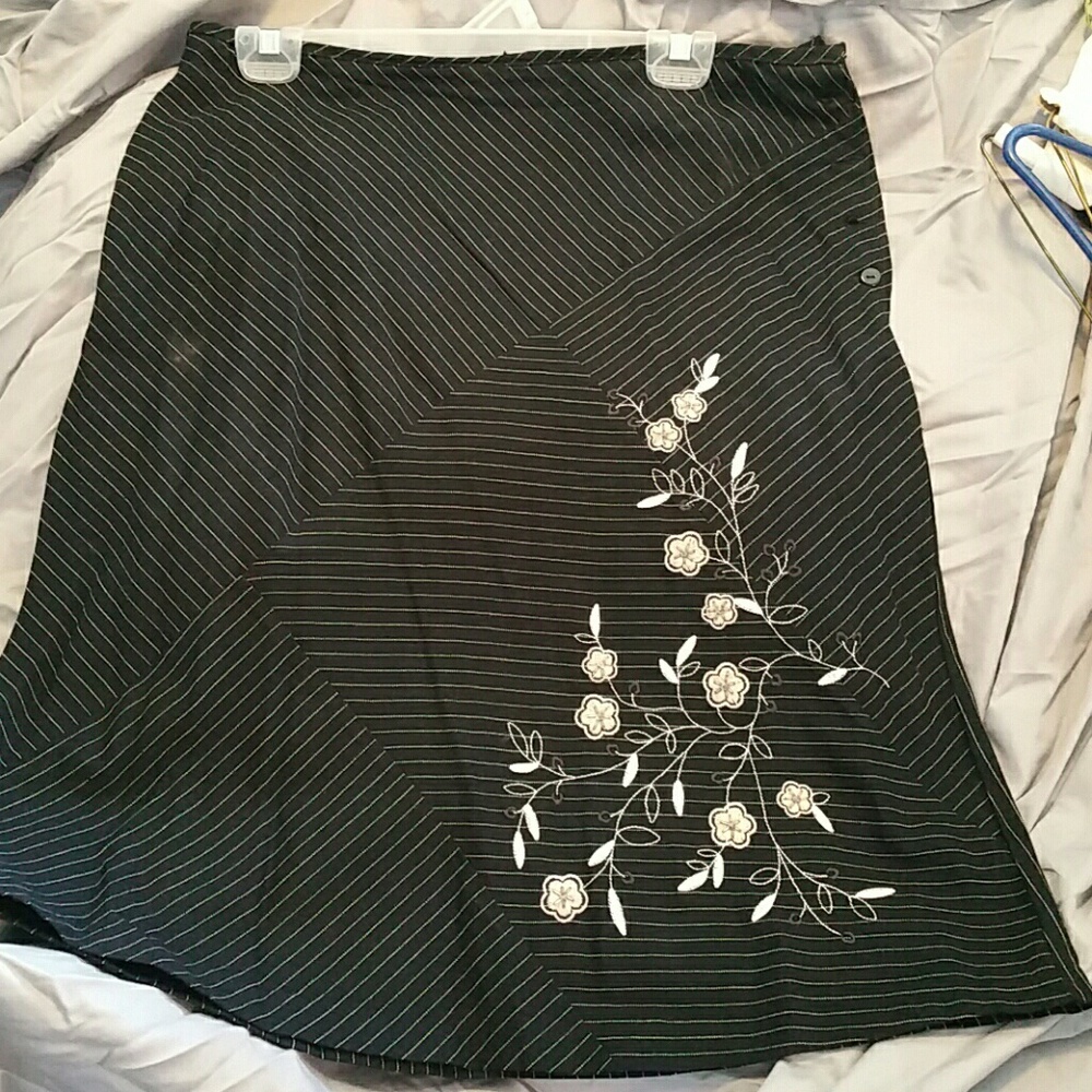 Cute black and tan skirt