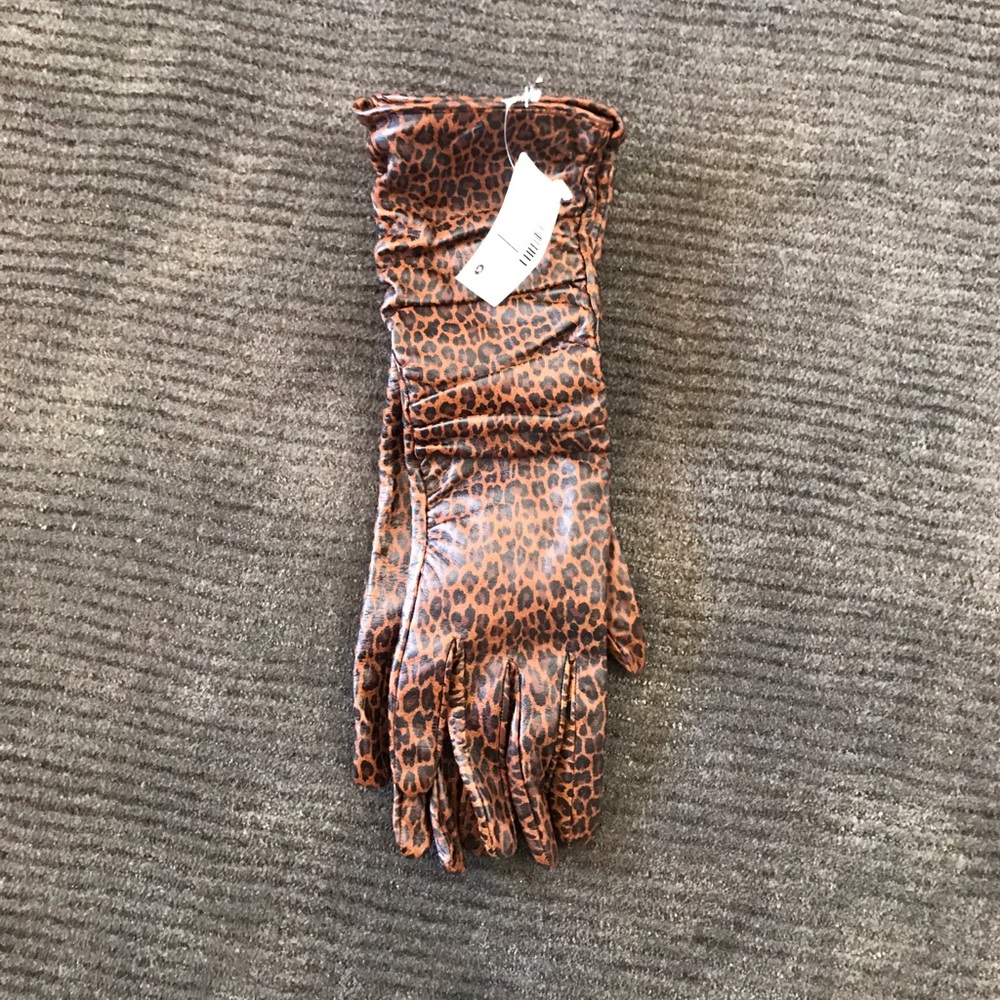 Saks fifth avenue Cheetah print leather gloves