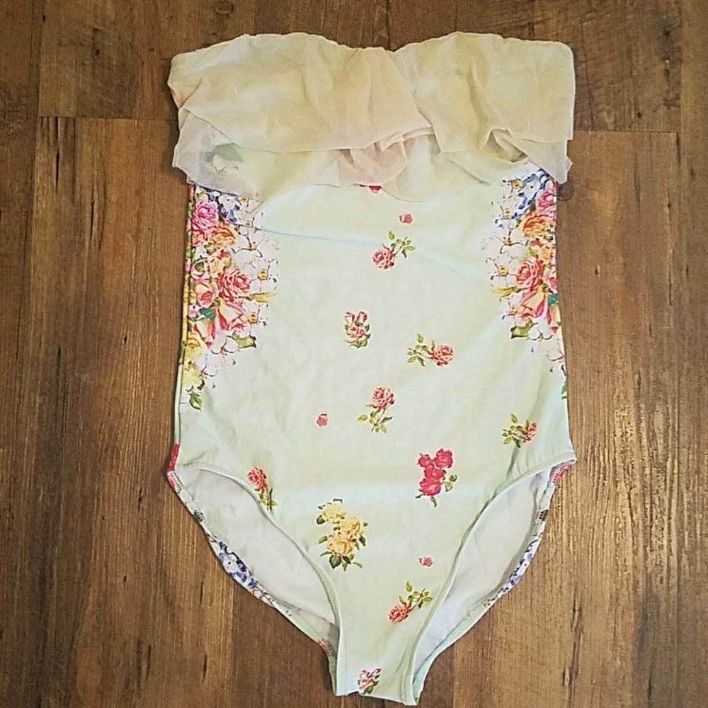 Gorgeous floral one piece bathing suit🌹🌷🌻🌺