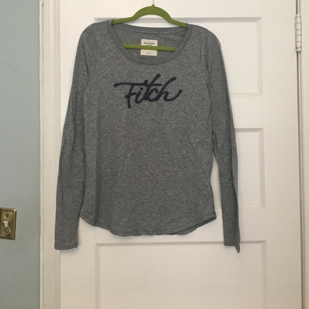 gray long sleeve shirt