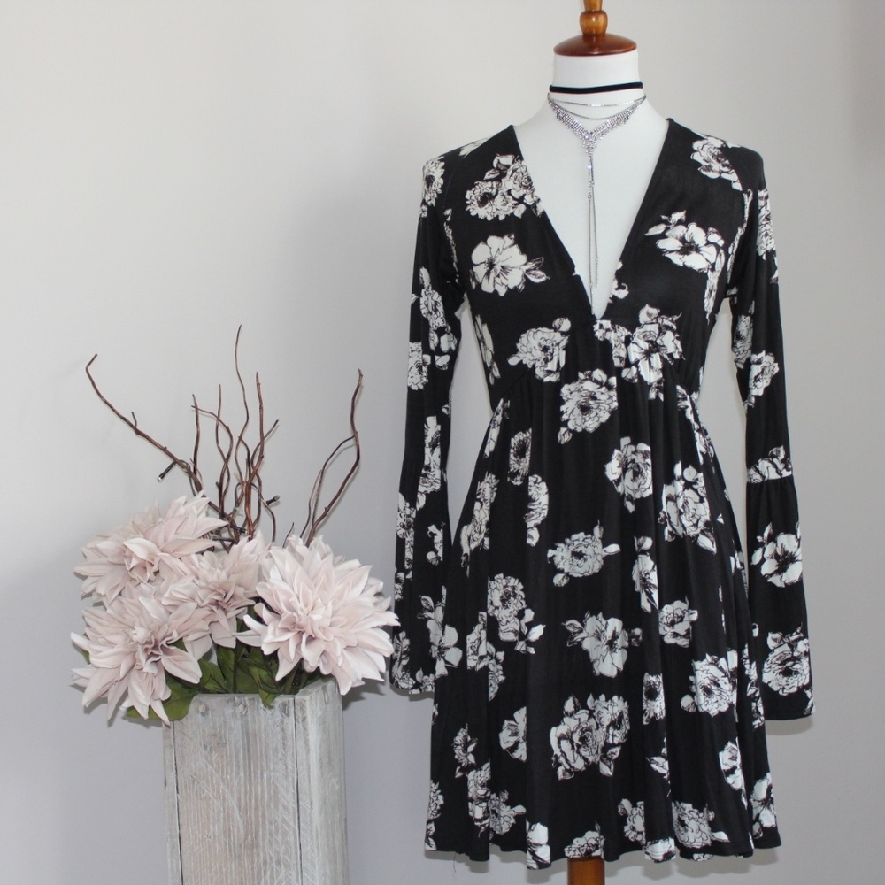 Floral Bell Sleeve Dress - Picture 4 of 7