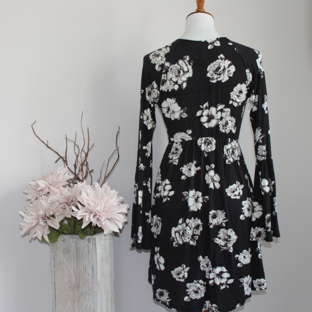 Floral Bell Sleeve Dress - Picture 5 of 7