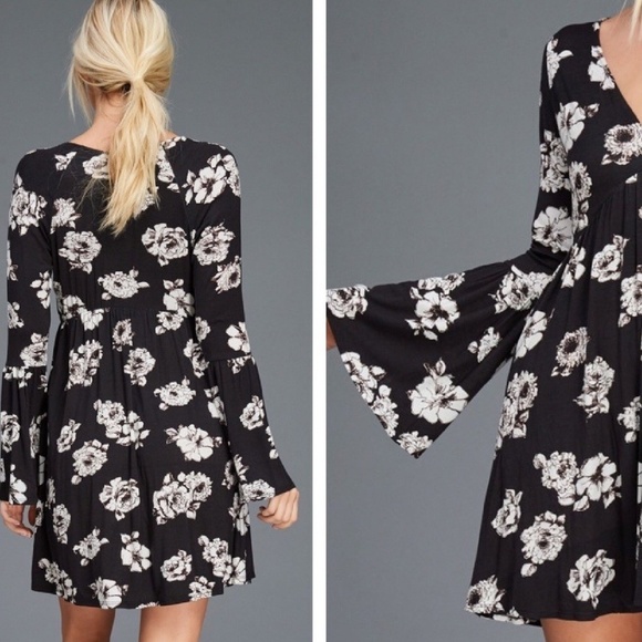Floral Bell Sleeve Dress - Picture 3 of 7