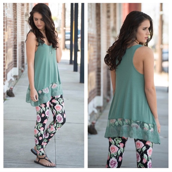 NWT Lace trim sleeveless top - Picture 2 of 2