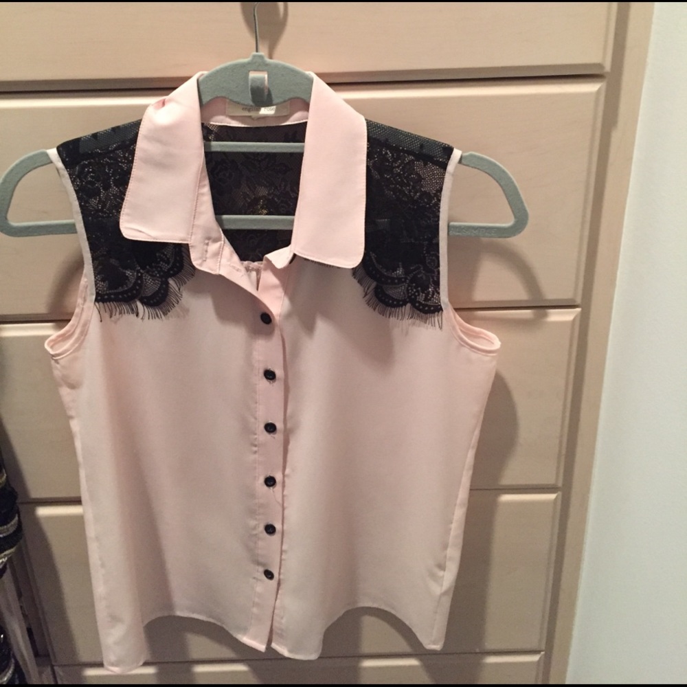 Sleeveless blouse with lace paneling