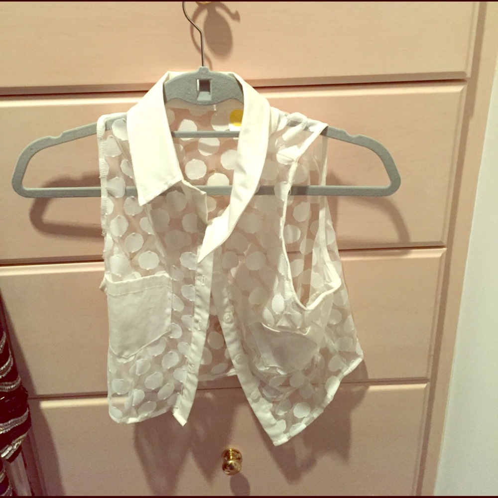NASTYGAL SLEEVELESS POLKADOT CROP BLOUSE