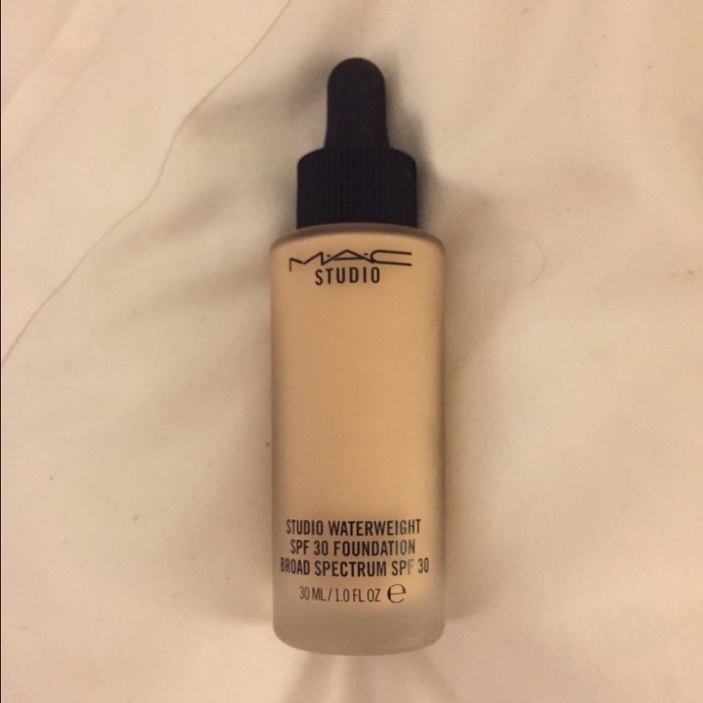 MAC studio waterweight foundation NC20