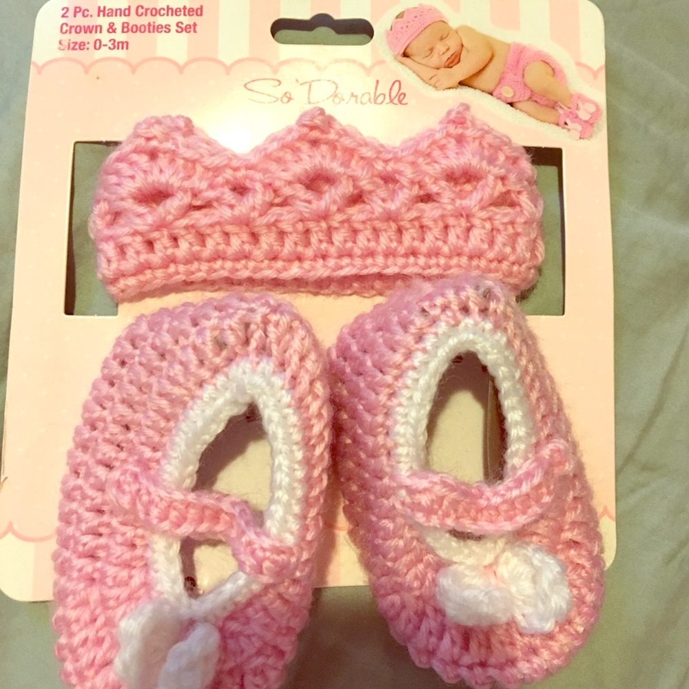 👶🏼💕2 peice crown👑 & booties set👣💕