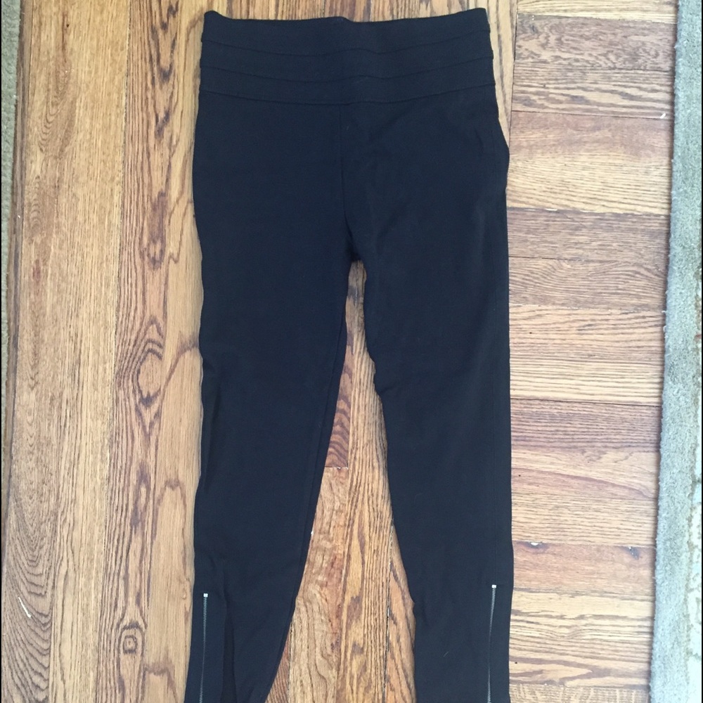 Maternity leggings with ankle zip