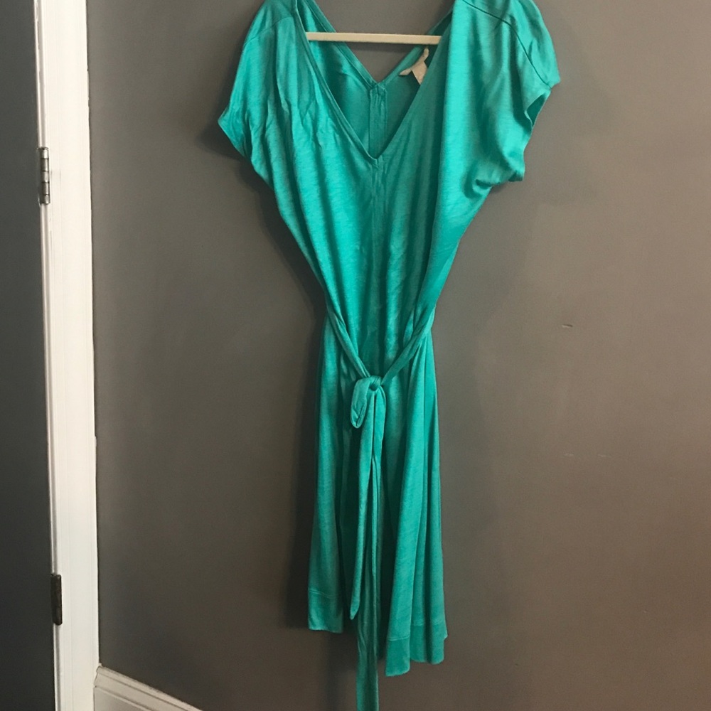 Lightweight V-neck/V-back banana republic dress