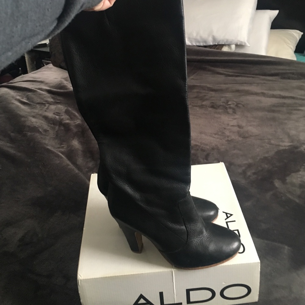 Knee boots