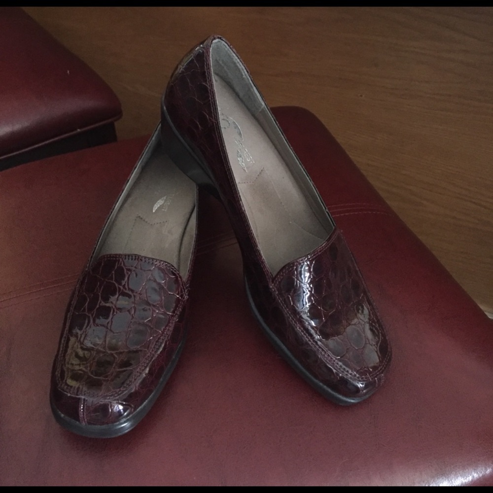 Aerosoles maroon crocodile,