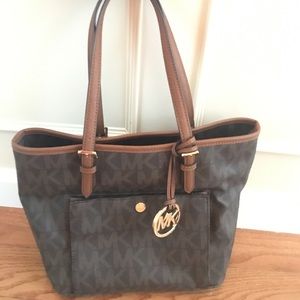 Michael Kors Logo Small Jet Set Exterior Pocket