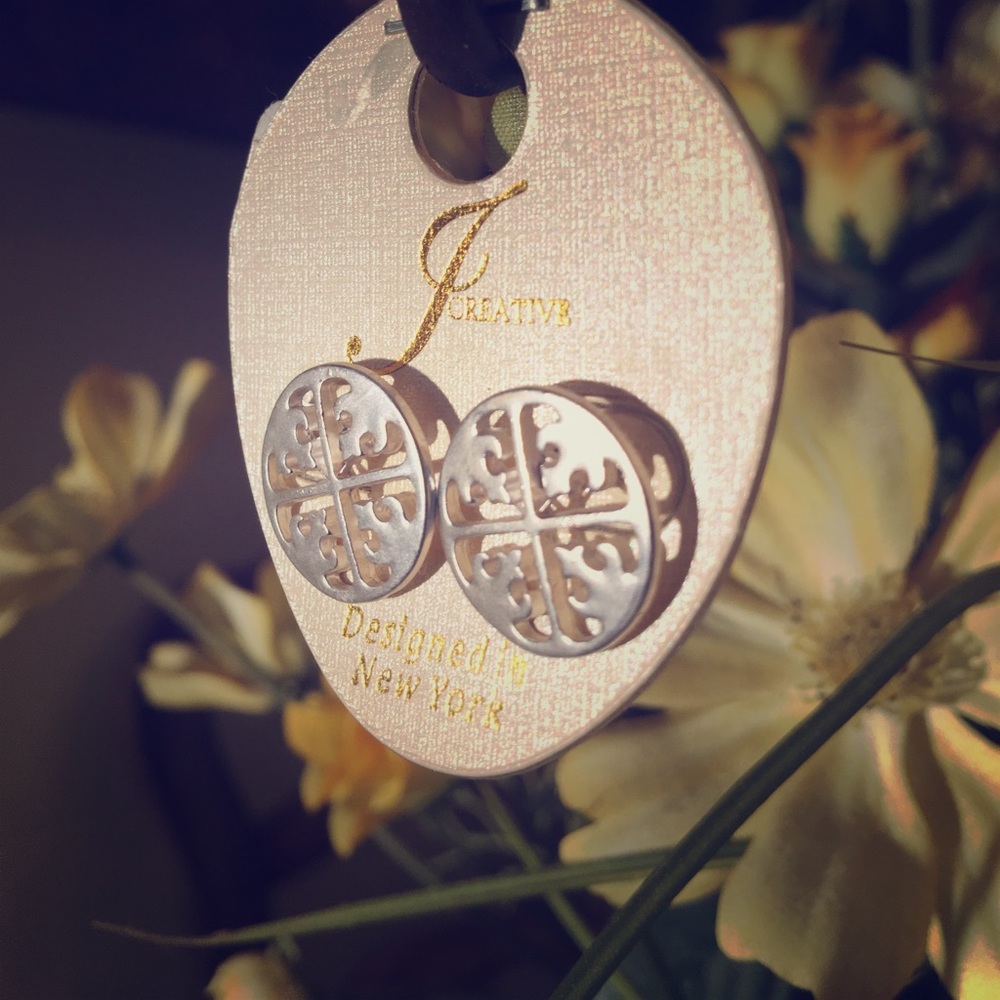 Gorg Silver matte post earrings