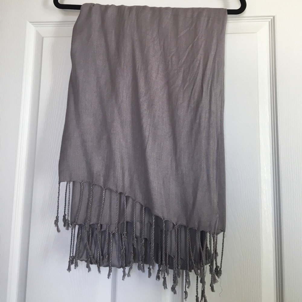 🎉 Silvery Grey Scarf