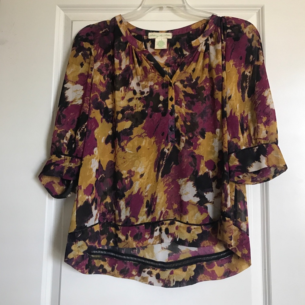 Size small. Cute floral top