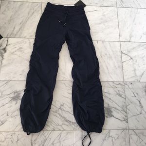 Lululemon navy gathered cargo pants size 0