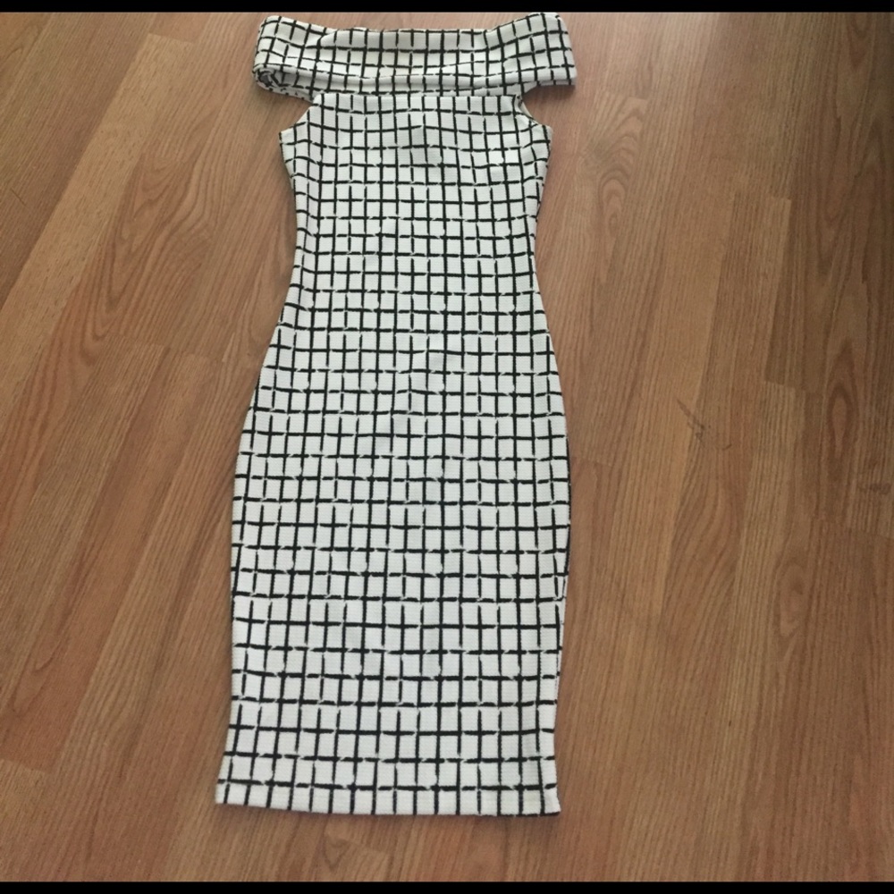 Nice black and white fitted dress size small.