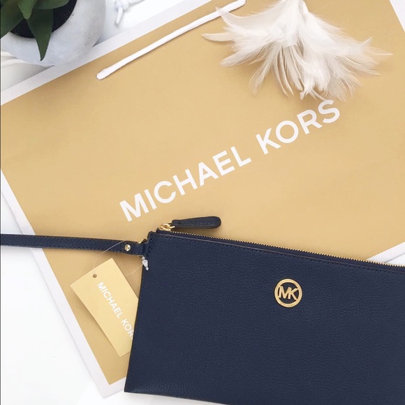 Michael Kors Handbags - ✨🎉HP 5/6/17🎉✨NWT Michael Kors lg wristlet