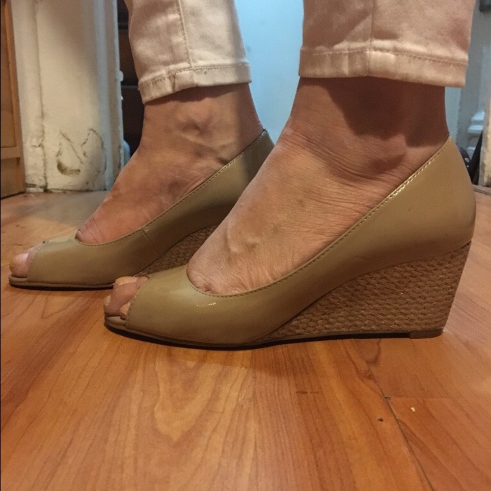 TAHARI Tan Peekaboo wedged Shoes, size 7 l