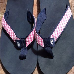 Vineyard vines pink plaid flip flops size 9