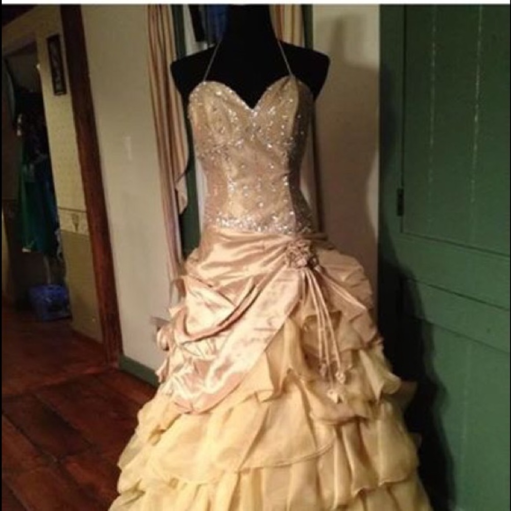 Brand new macis design gown size 6 in gold.
