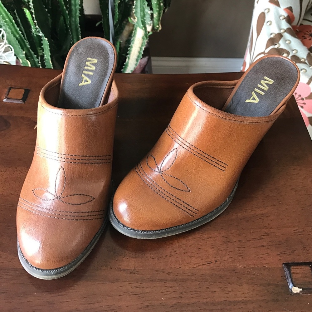 Size 6 clogs never worn