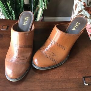 Size 6 clogs never worn