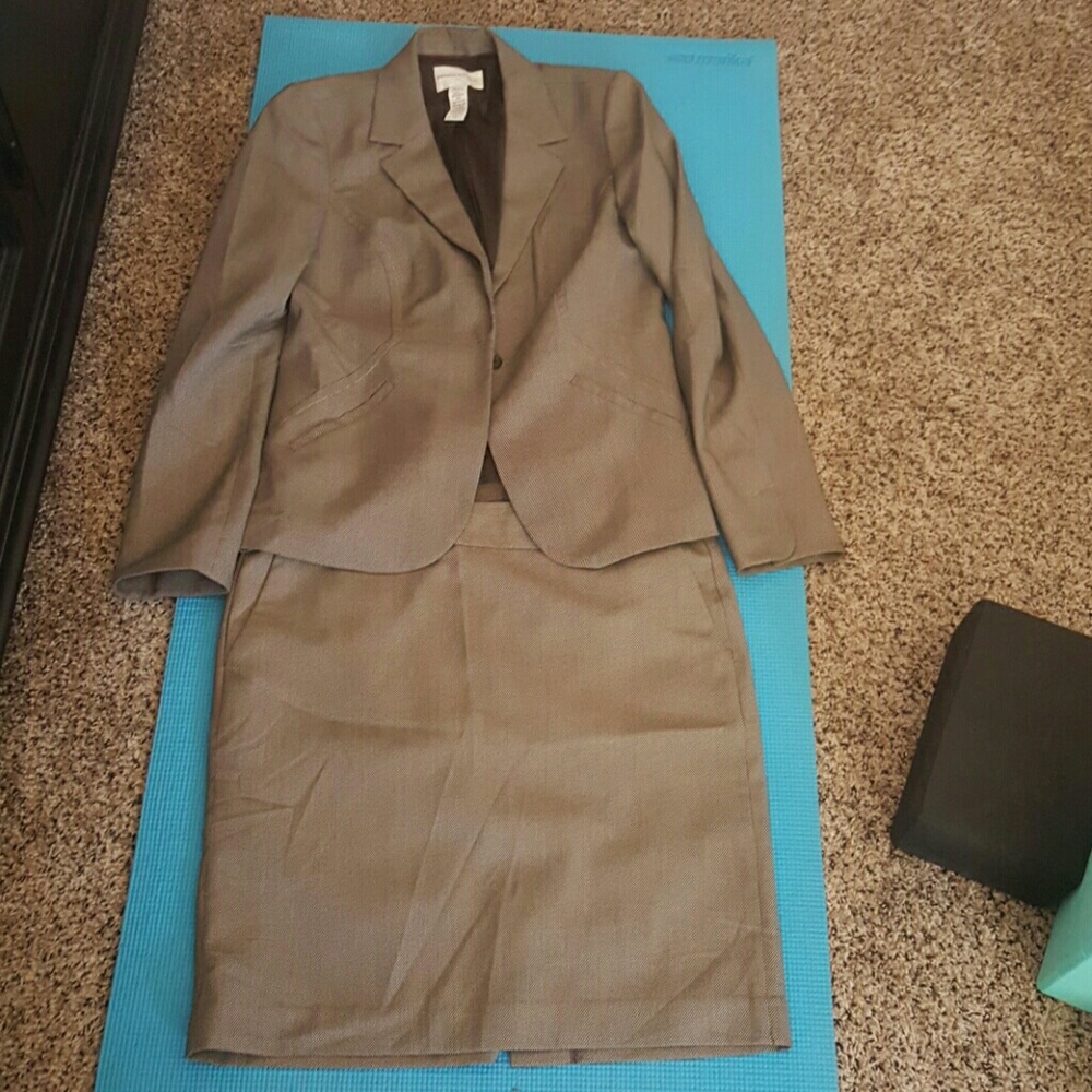 Banana Republic lightweight skirt suit set