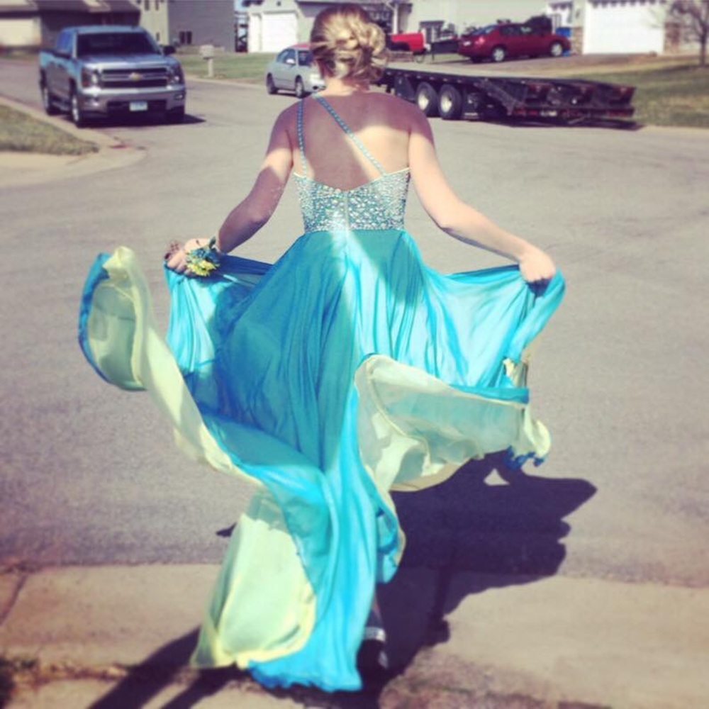Mori Lee prom dress - Picture 2 of 5