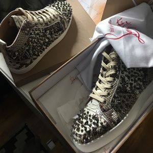 Christian LOUBOUTIN red bottom with pouch box