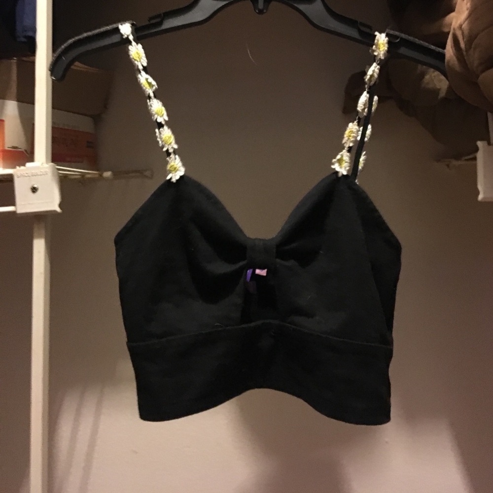 LF EXCLUSIVE BLACK CROP TOP FLOWERD🌻