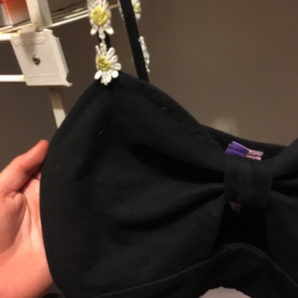 LF EXCLUSIVE BLACK CROP TOP FLOWERD🌻 - Picture 2 of 3