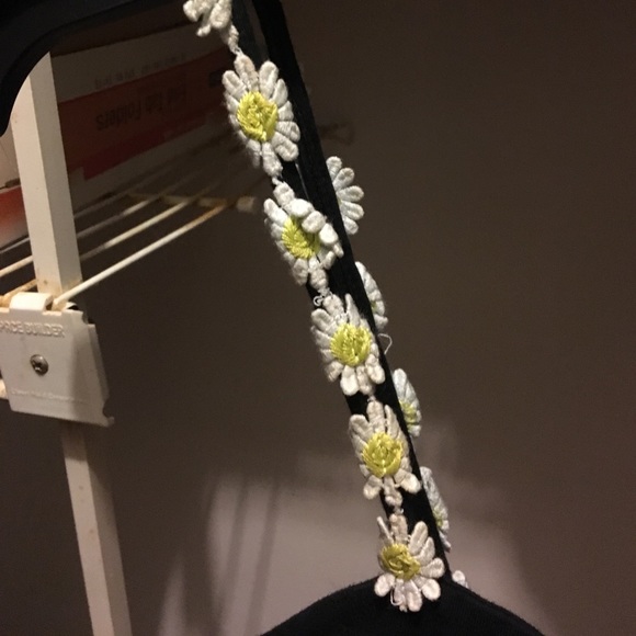 LF EXCLUSIVE BLACK CROP TOP FLOWERD🌻 - Picture 3 of 3