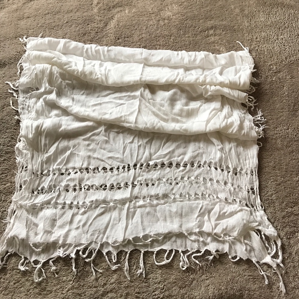 White fringe scarf
