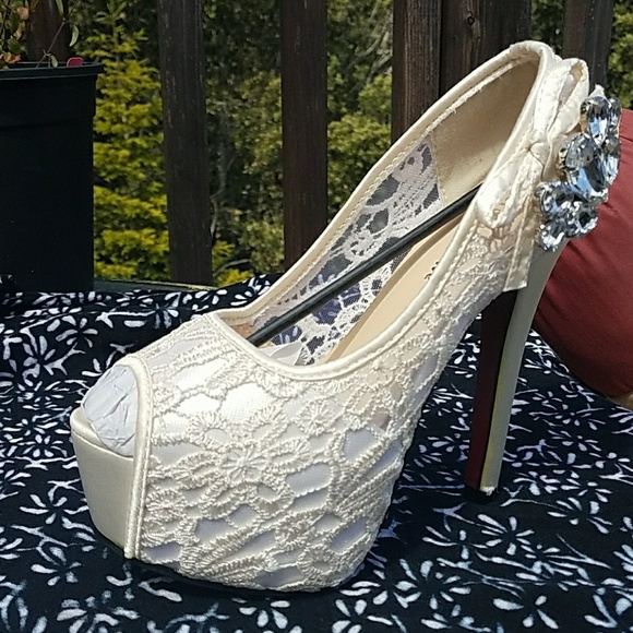 Crรฉme Crochet Heels โ NIB โ  size 7/37 - Picture 2 of 7