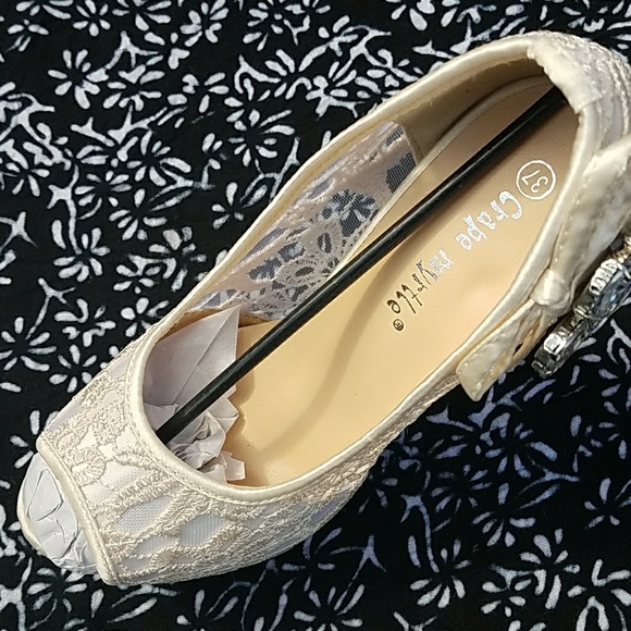 Crรฉme Crochet Heels โ NIB โ  size 7/37 - Picture 5 of 7