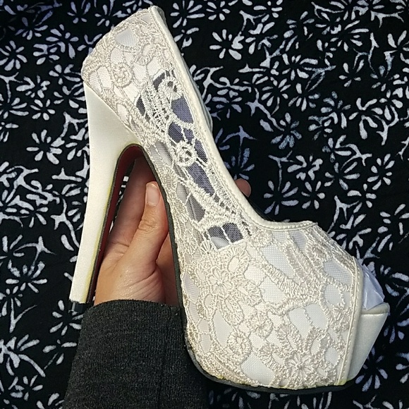 Crรฉme Crochet Heels โ NIB โ  size 7/37 - Picture 3 of 7