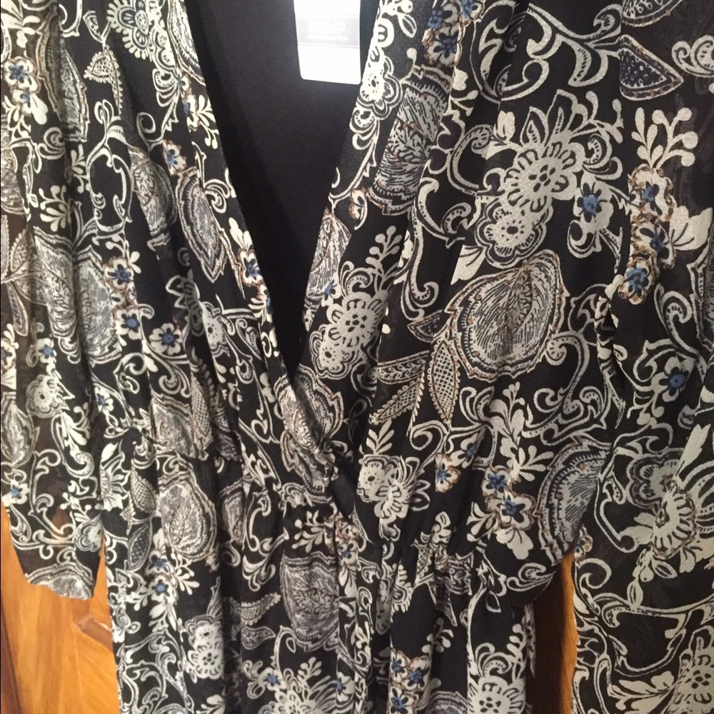 Gorgeous V cut lightweight Paisley dress medium