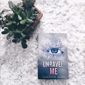 "Unravel Me" book by Tahereh Mafi