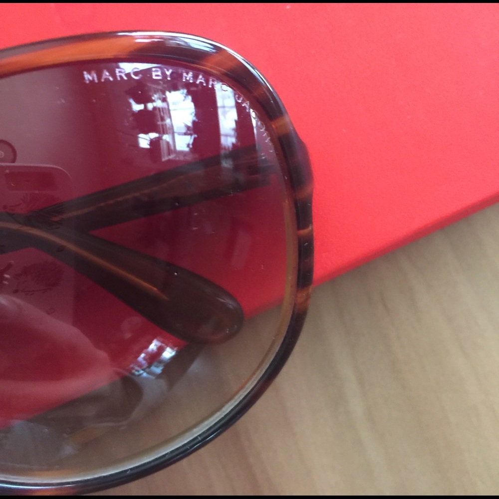 Sunglasses. - Picture 2 of 6